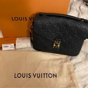 Louis Vuitton Pochette Metis in Black